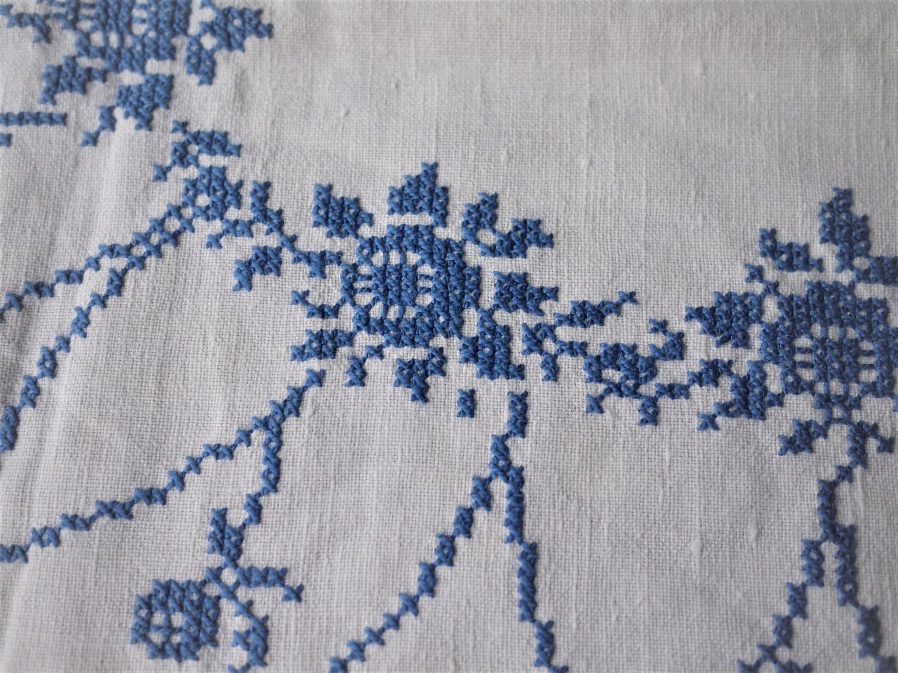 ブルーワーク刺繍 楕円のテーブルランナー ドイツ