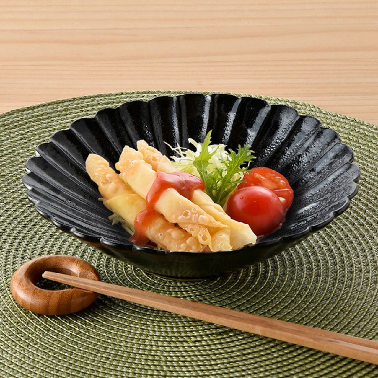 こくようせき】黒曜石鎬彫 菊割花弁多用皿 | 乃利陶窯オンラインショップ。