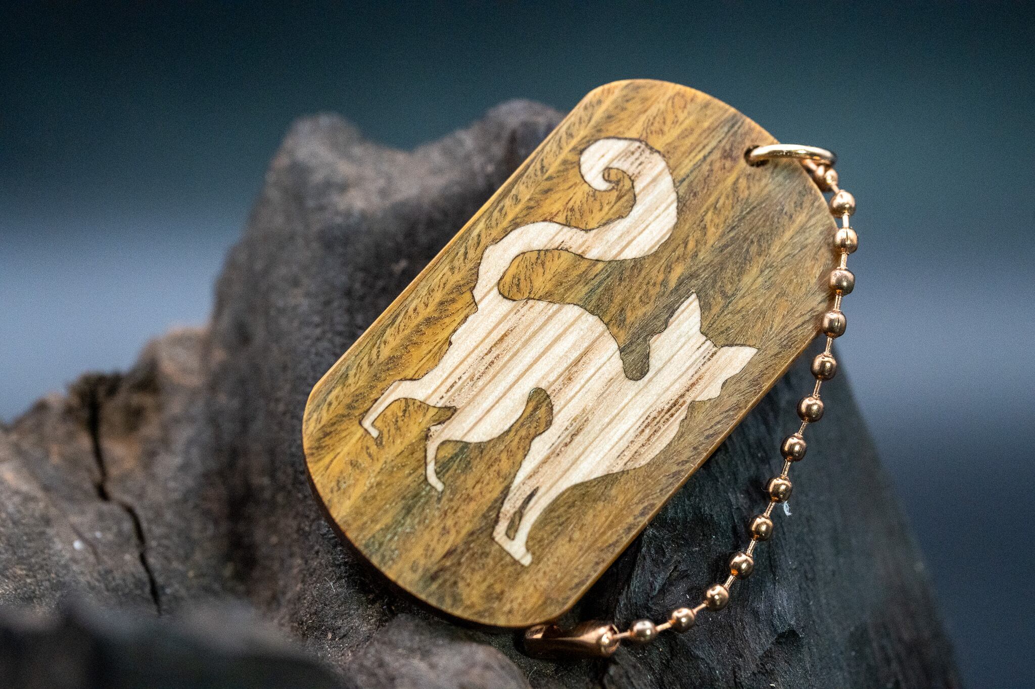 【翡翠の木】 パロサント ドッグタグ 象嵌 探る視線