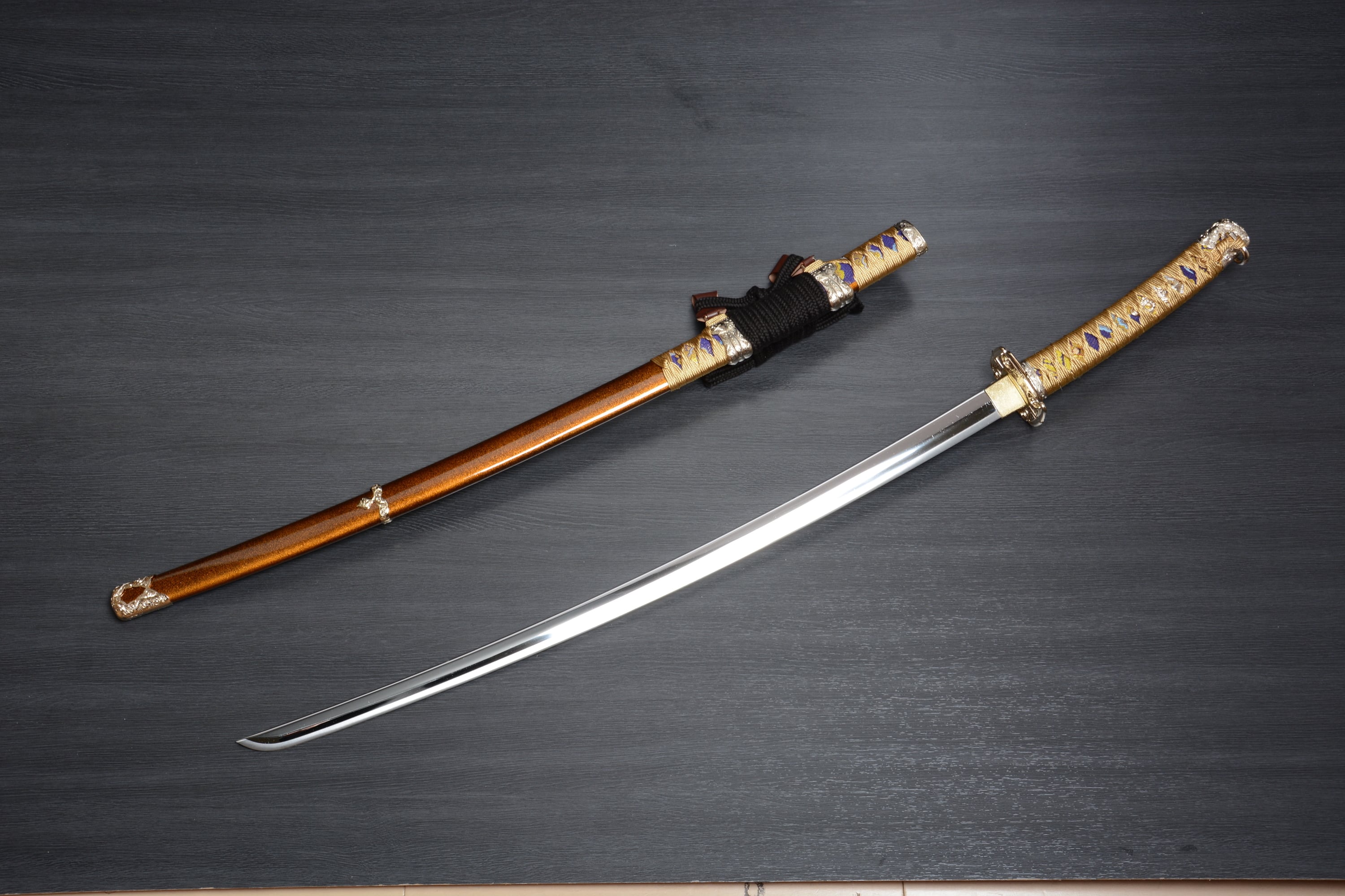 陣太刀！模造刀！ 楽天市場】模造刀 太刀 陣太刀 黒呂塗り鞘 極上研磨刀身 大刀