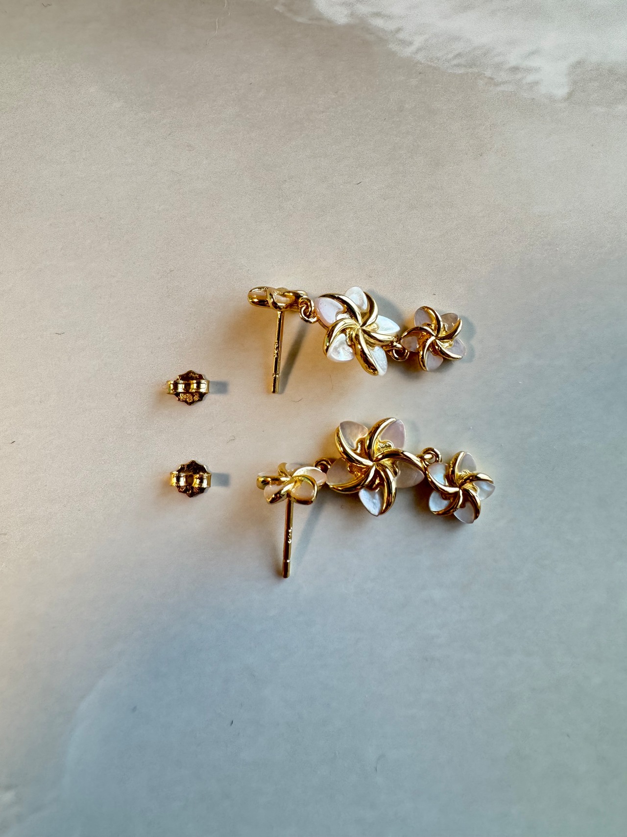 Shell plumeria Dangle earring Hawaiian jewelry (ハワイアンジュエリーゆらゆらマザーオブパールプルメリアピアス)
