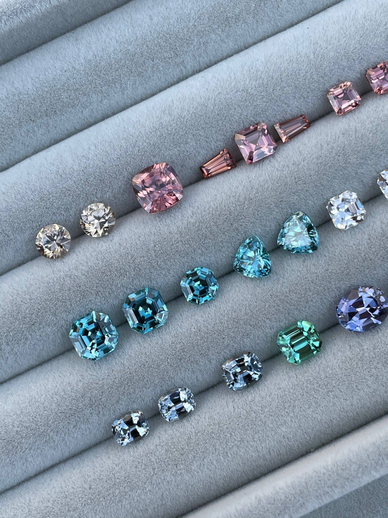 ラグーントルマリン 5.6x5.0mm, 0.73ct, アフガニスタン産