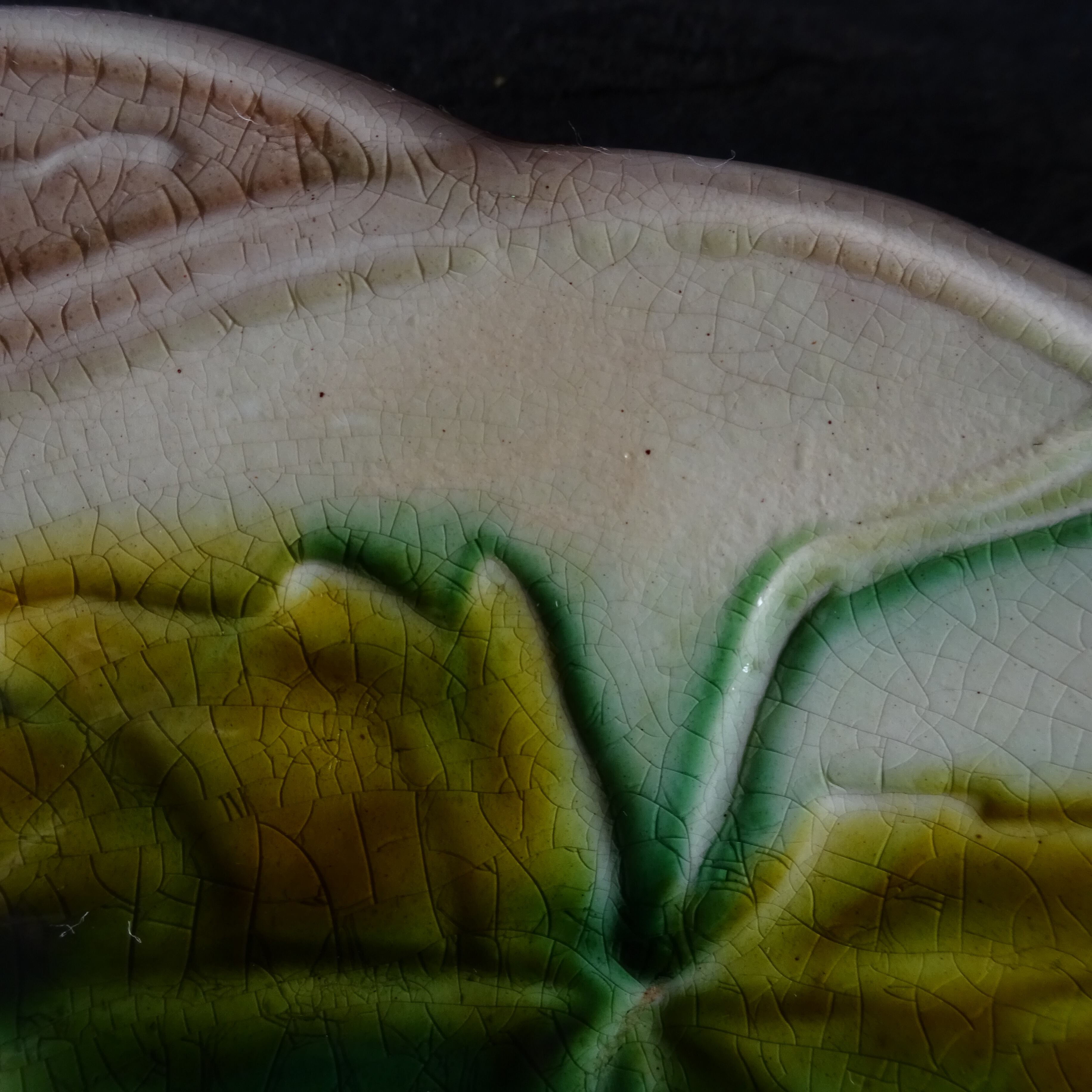 ST AMAND & HAMAGE ORCHIES Barbotine décor《GRAPPE DE RAISINS》assiette (A)