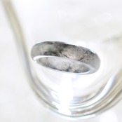 【10.5号】ブラックカラーの隙間からのぞかせる透明感がシックな装いにピッタリ！翡翠くり抜き甲丸リング A貨翡翠 jd_rg1740