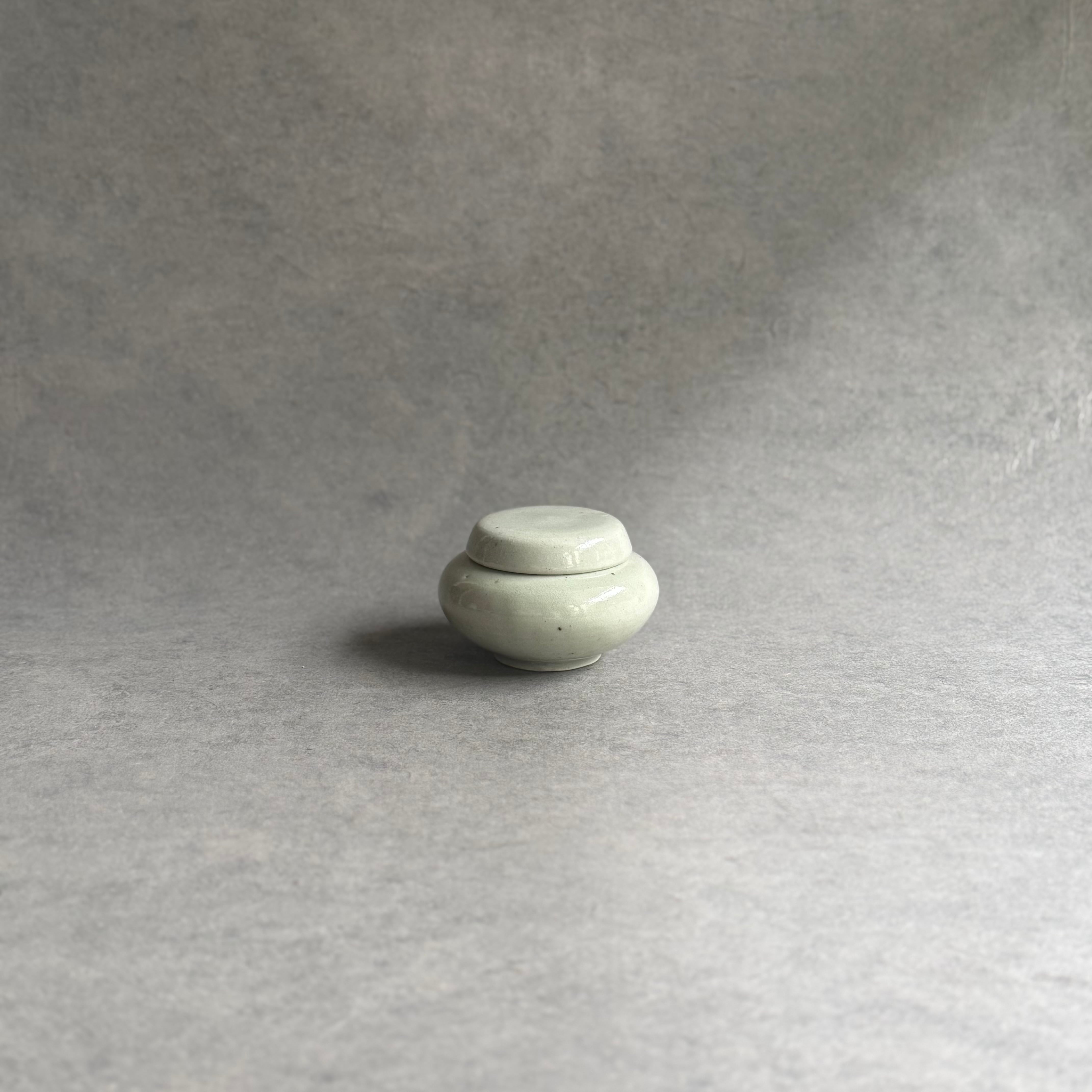 日高伸治 白磁蓋付小壺 | gallery 一白