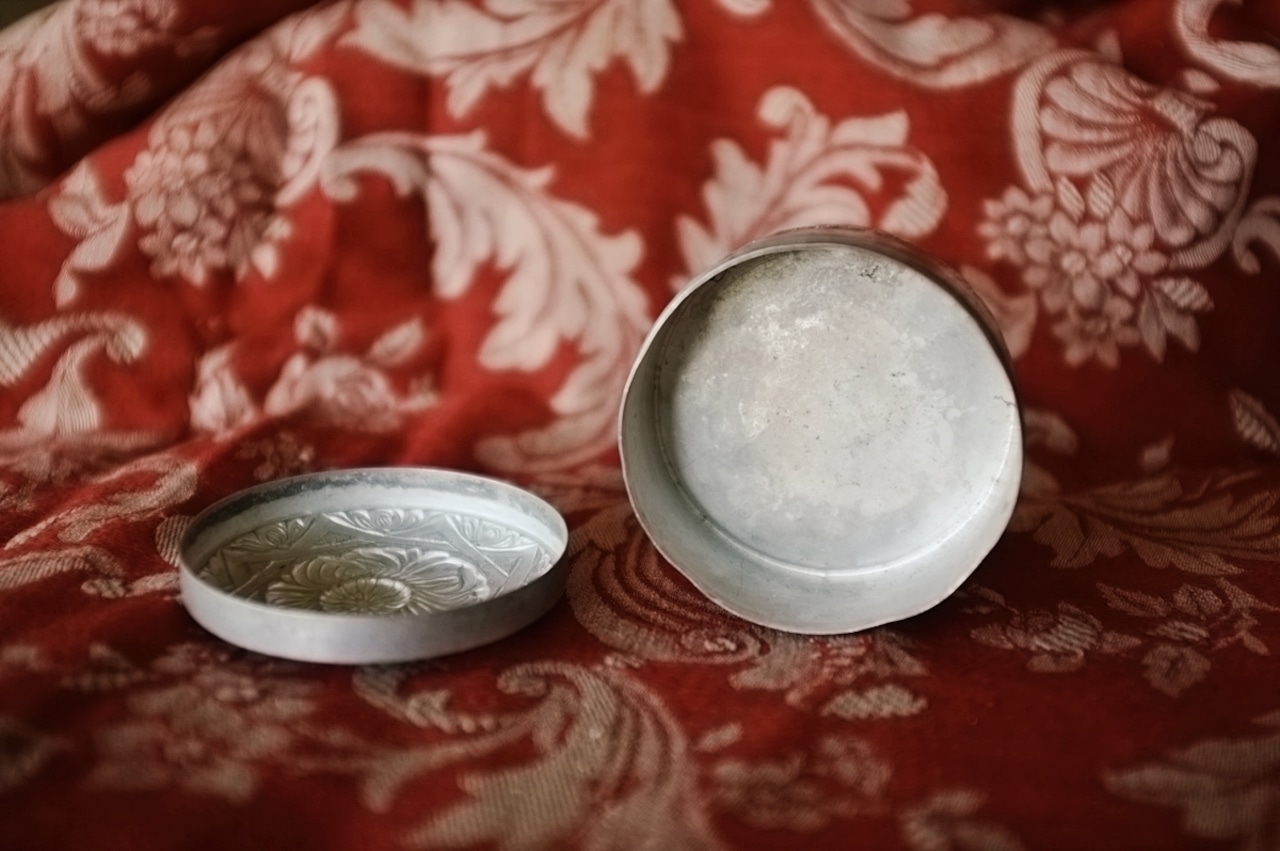1900s フランス 灰色アスターと八芒星とアルミパウダーケース アンティーク