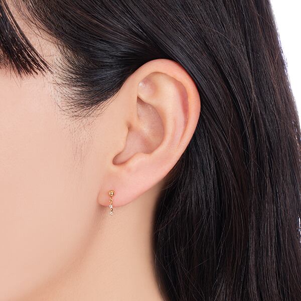 美品 ALLNIQUE K18YG ダイヤモンドラインピアス 美品 ALLNIQUE K18YG ダイヤモンドラインピアス (K18YG