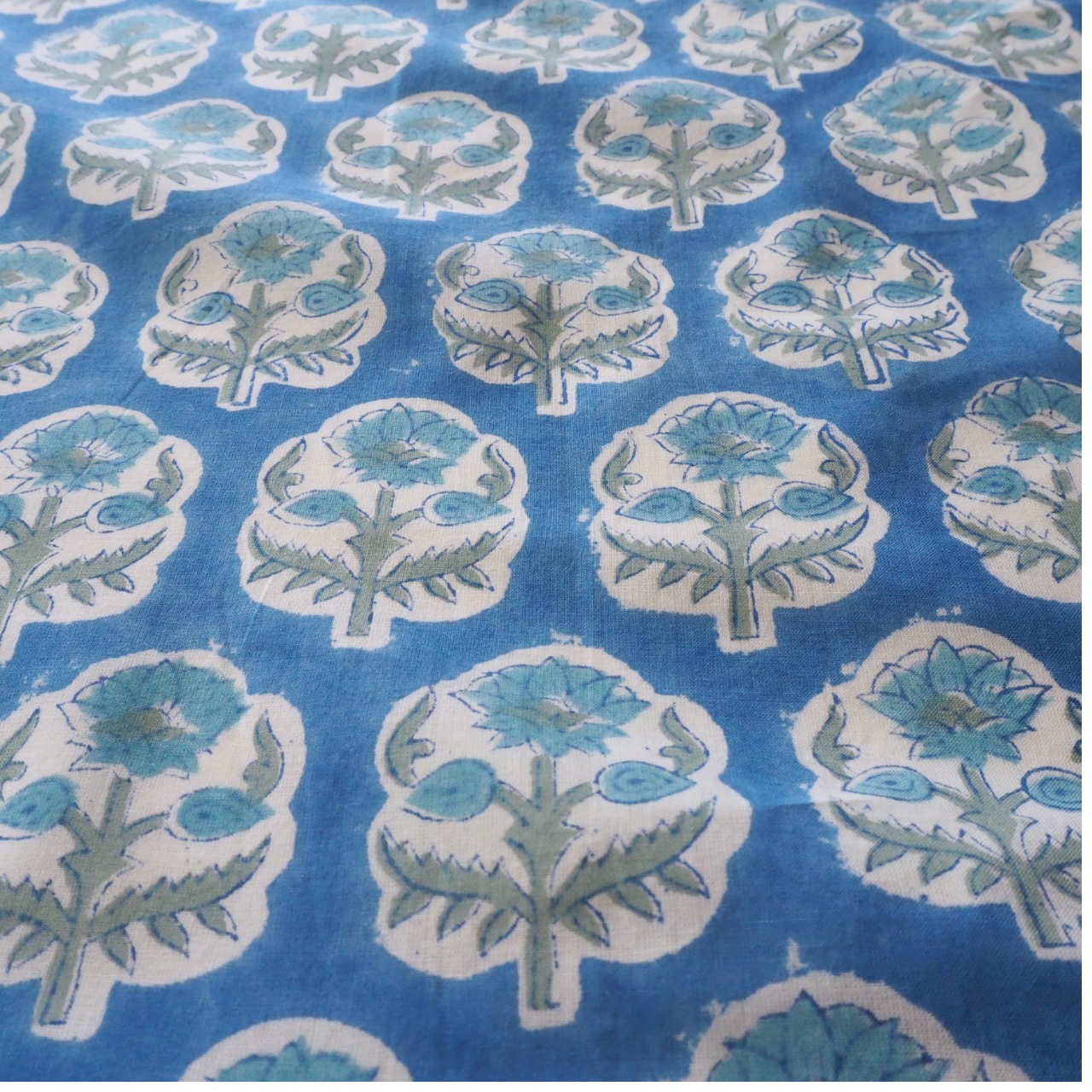 ブロックプリント生地【50cm単位】インド綿  花柄(中) 青×白 #20139-BL3