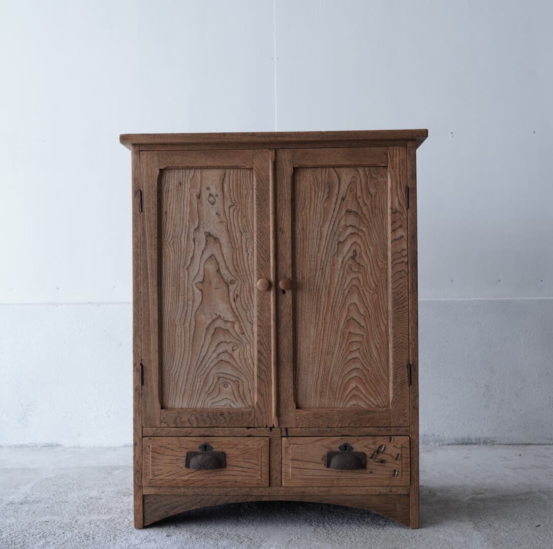 開き戸のキャビネット