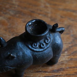 背中にキャンドルを乗せる、ずっしりとしたサイ 2