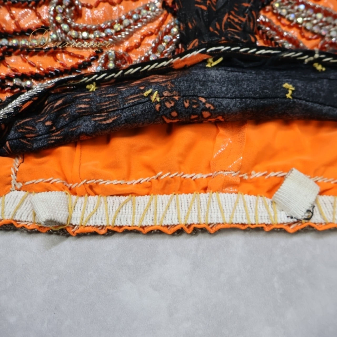 ベリーダンス オリエンタル 衣装 上下セット オレンジ系 ラインストーン ビーズ 赤 黒 伸縮 ストレッチ 華やか トップス スカート 煌びやか キラキラ 装飾 豪華 ダンス衣装 ステージ衣装 ゴージャス レッド系 ブラック系 シルバー系