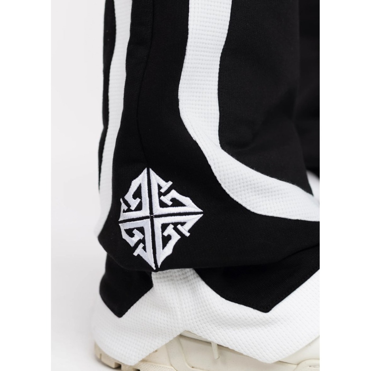 GUAPI / obsidian black flared sweat pants