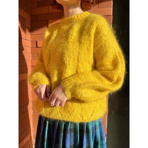 yellow　sweater