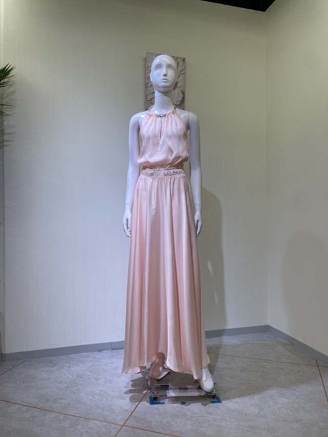 【新品DRESS 4911】ホルターネック ゴールドチェーン バックオープン サテン フレア ロングドレス ピンク【ViCoLo】