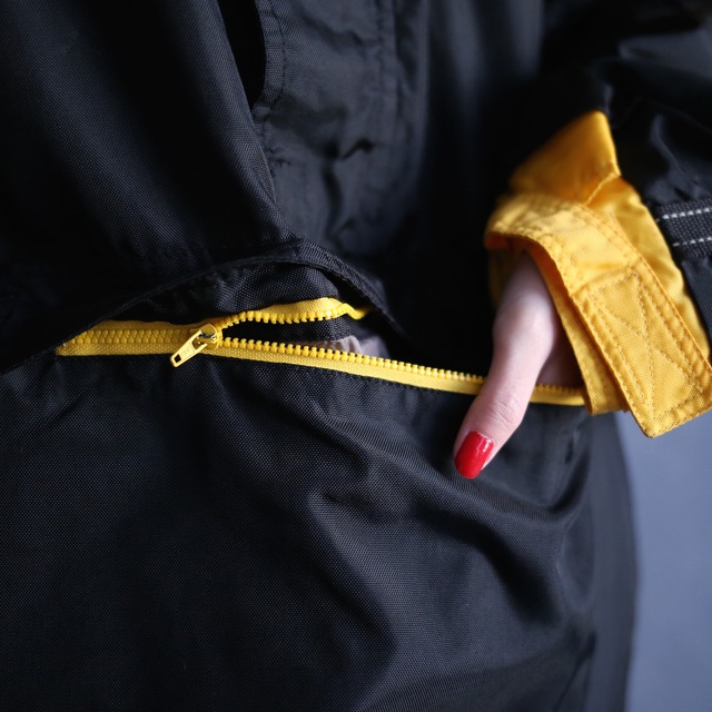"yellow×black" bi-color sleeve taping gimmick design over wide silhouette anorak