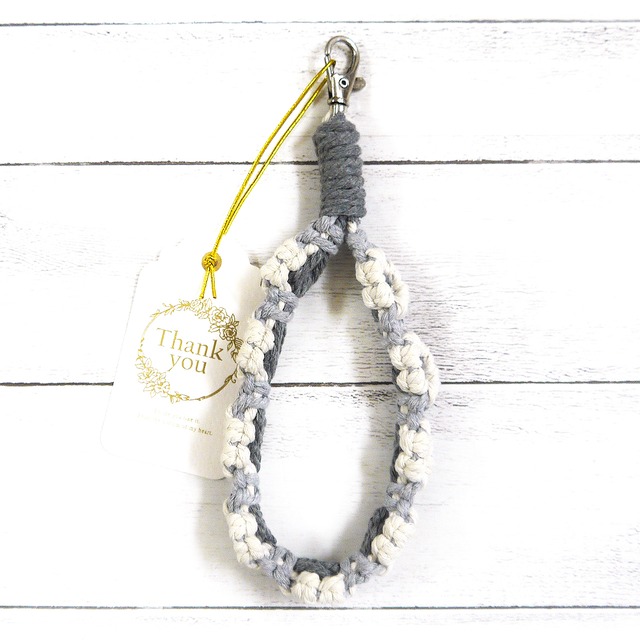 【Reiny】マクラメ編みスマホチャーム（グレー）/キーホルダー