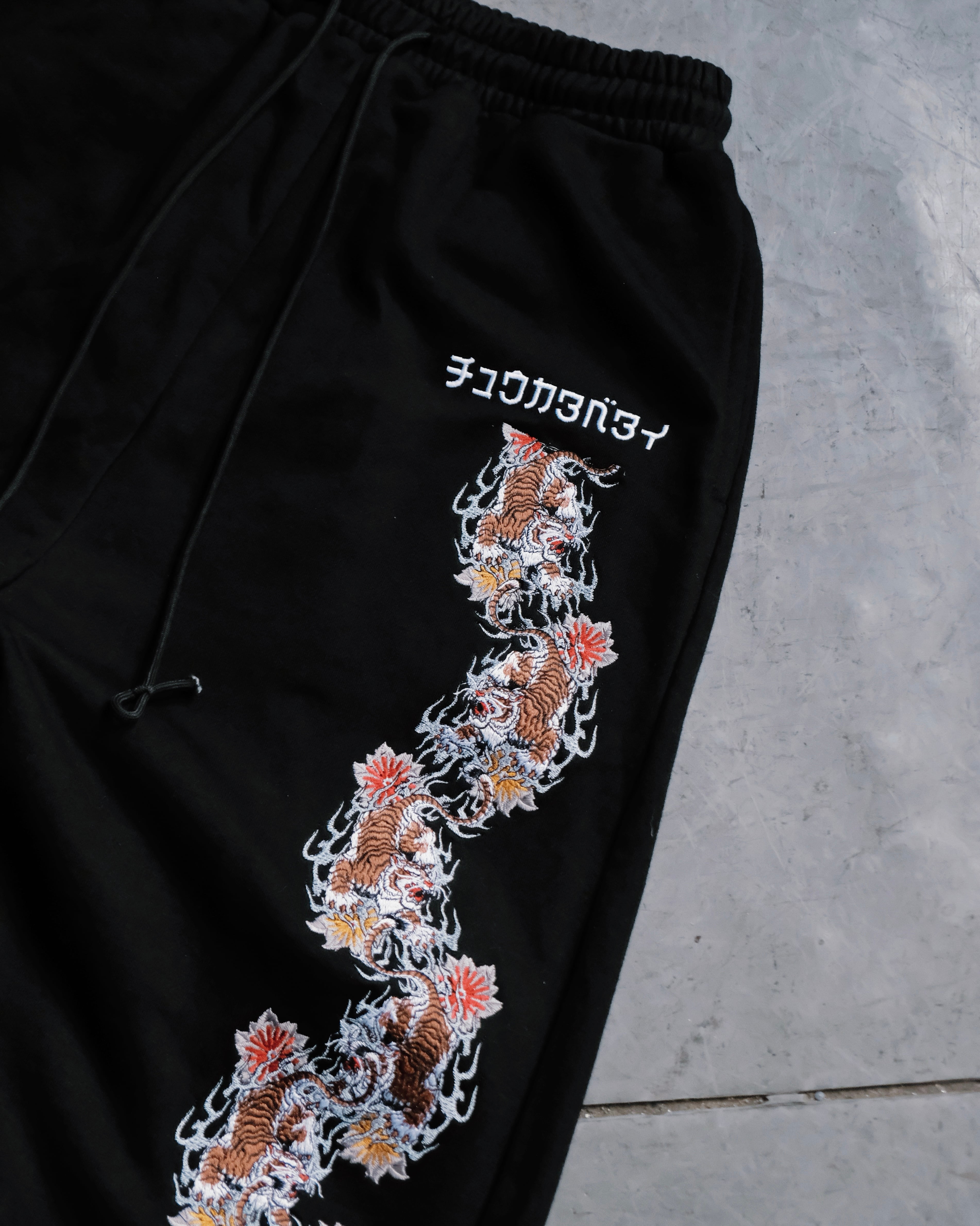 Tiger line sweat pants/Black | チュウカタベタイ