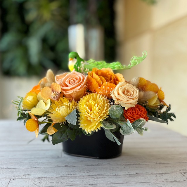 枯れない花の贈り物｜プリザーブドフラワー ギフト｜No.25｜幸せを運ぶ小鳥とともに