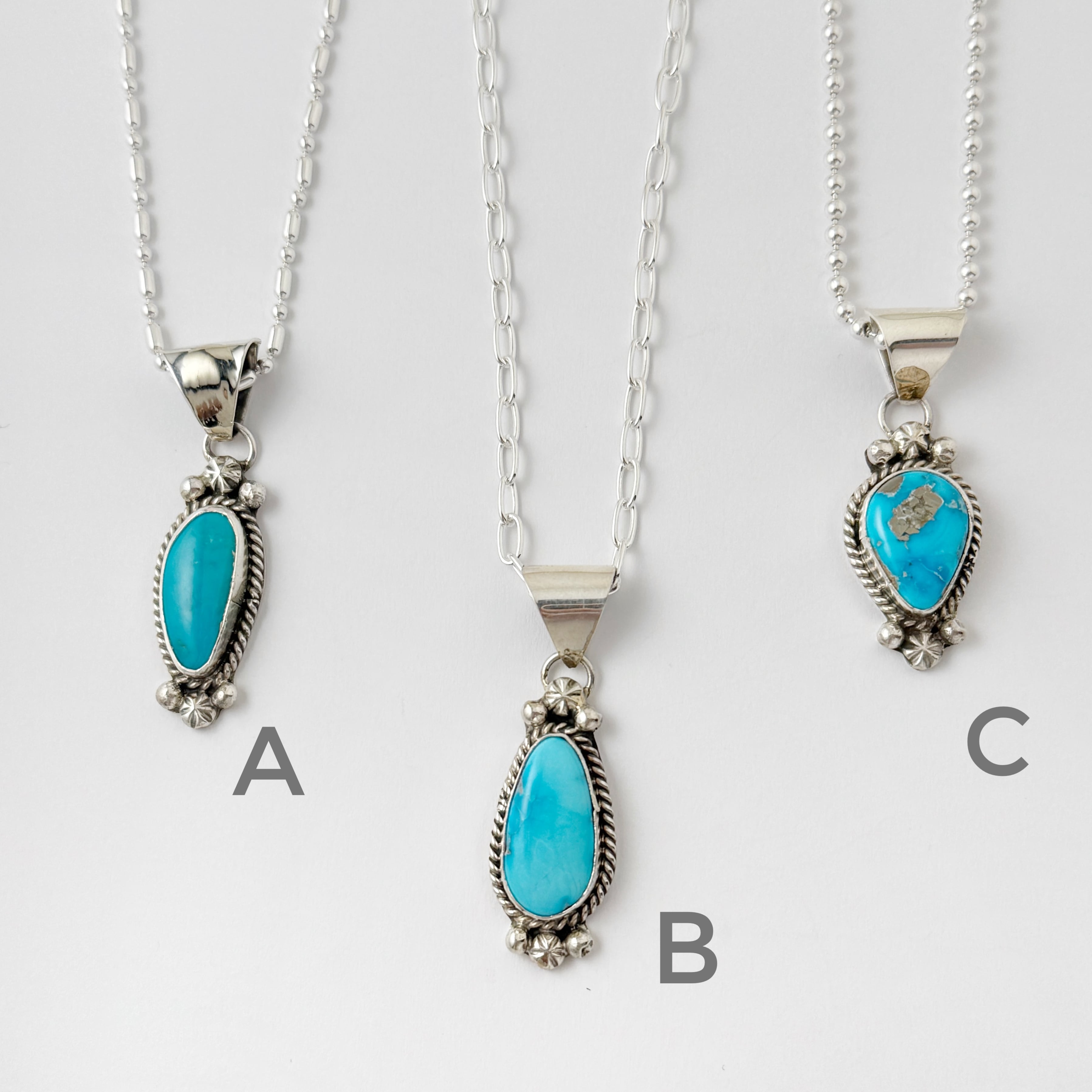 Indian Jewelry 》ROBERT MARTINEZ キングマン ターコイズ ペンダント