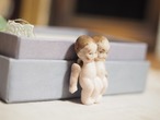 肩を組んだ双子ビスクドール　ガーゼの袋入り 画像7