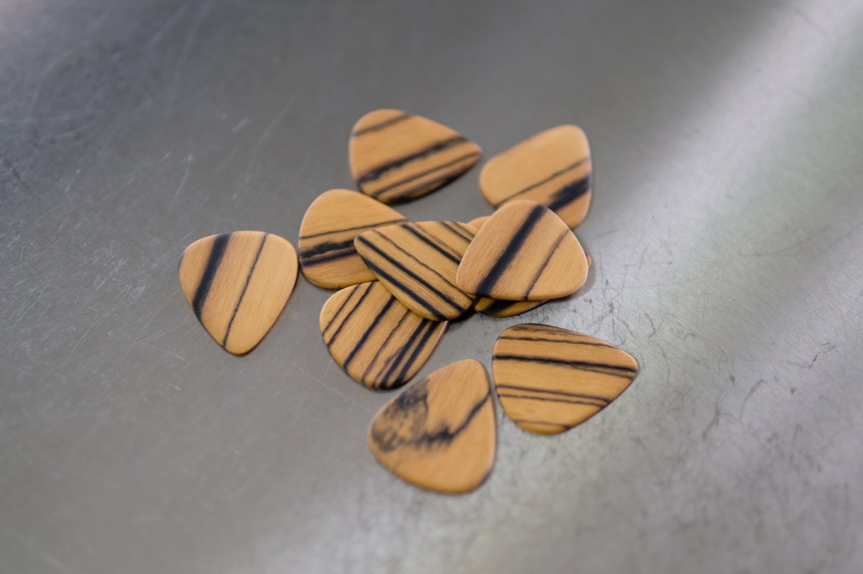 木のピック ペールムーンエボニー | WALTZ GUITAR SHOP