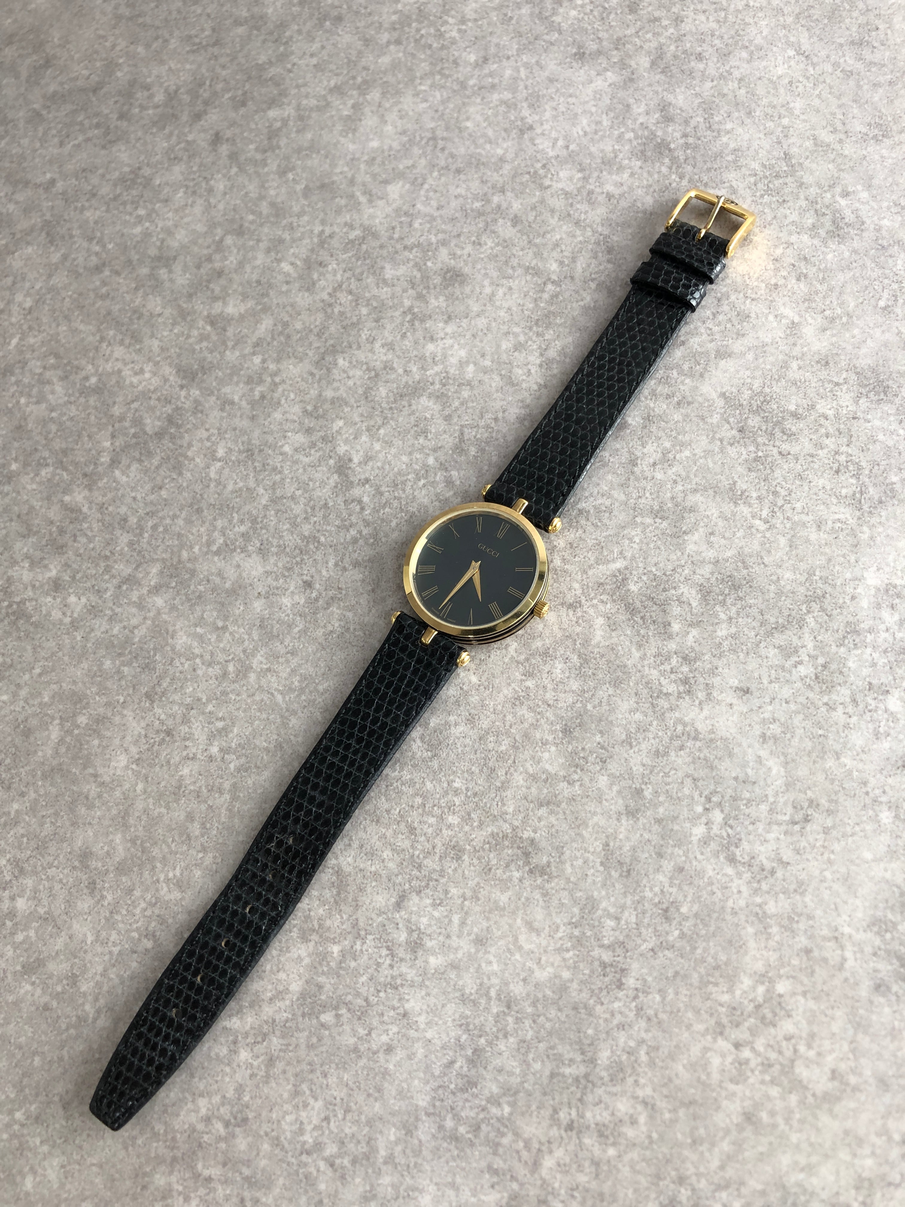 GUCCI グッチ 腕時計 ゴールド×ブラック ローマ文字 レザー vintage