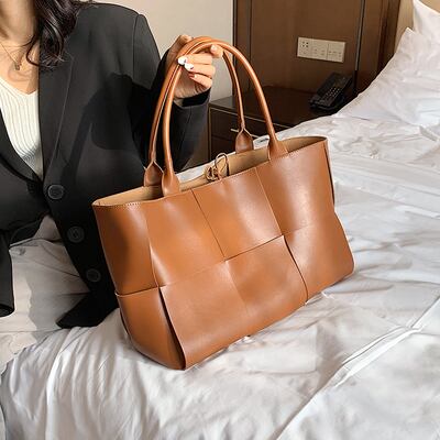 バッグ カバン 鞄 レディース レディースバッグ トートバッグ 仕事用バッグ PU革バッグ 便利 大容量 収納 多収納 高見え 格上げ 大人可愛い おしゃれ お洒落 レトロ エレガント 送料無料 無地 20代 30代 40代 高級感 OL ビジネス オフィス 通勤 学生 通学 デート お出かけ 休日 旅行 デイリー 普段使い 韓国 韓国系 ファッション コーデ オールシーズン 大きめ A4 ブラック 黒 茶色 コーヒー ブラウン