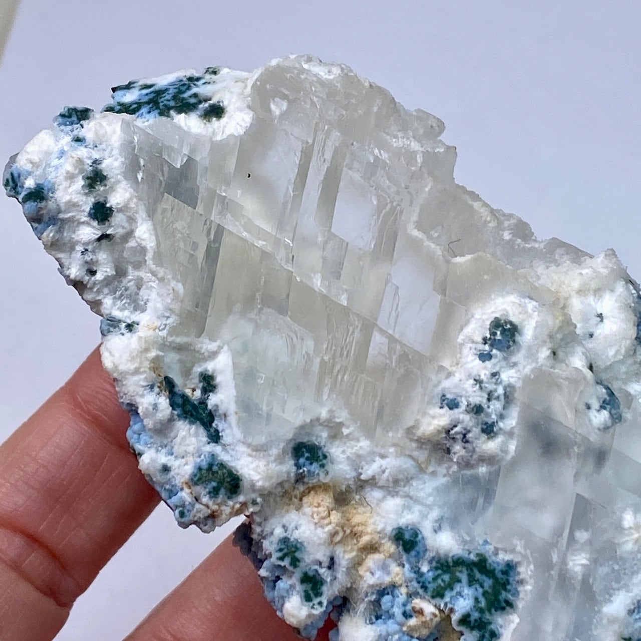 カルサイト共生ブルーカルセドニーのクラスター Blue chalcedony