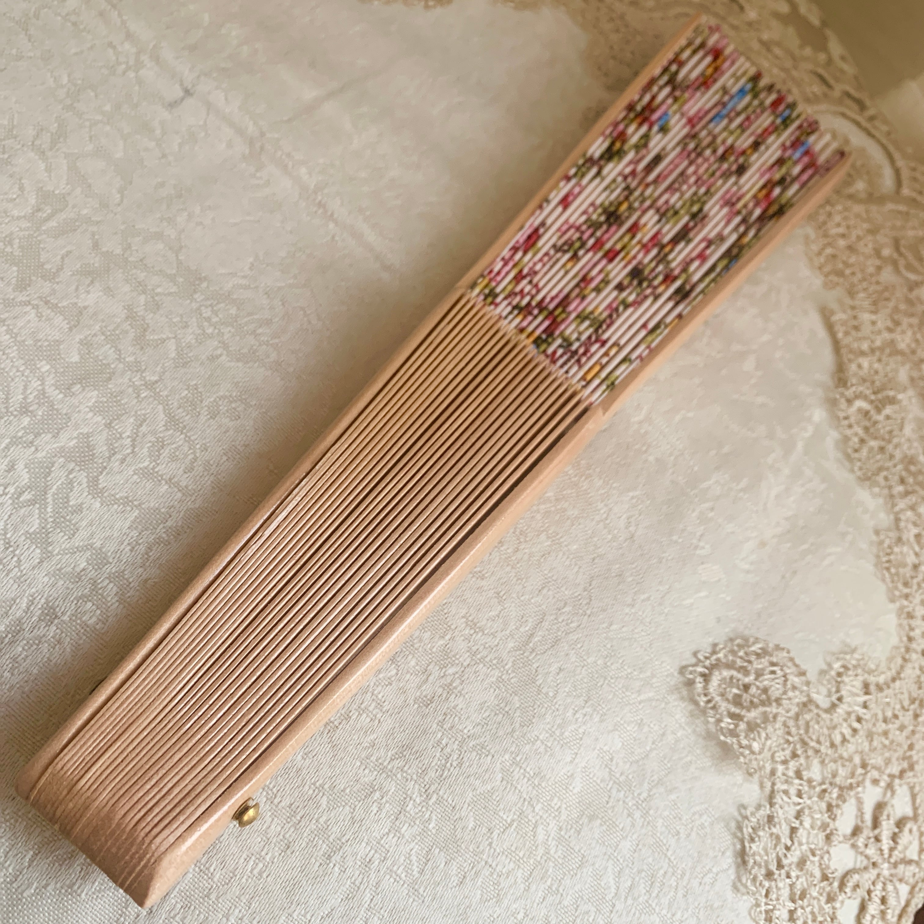 ヴェルサイユ宮殿 マリーアントワネット 王妃の寝室の扇子 | PEONIA