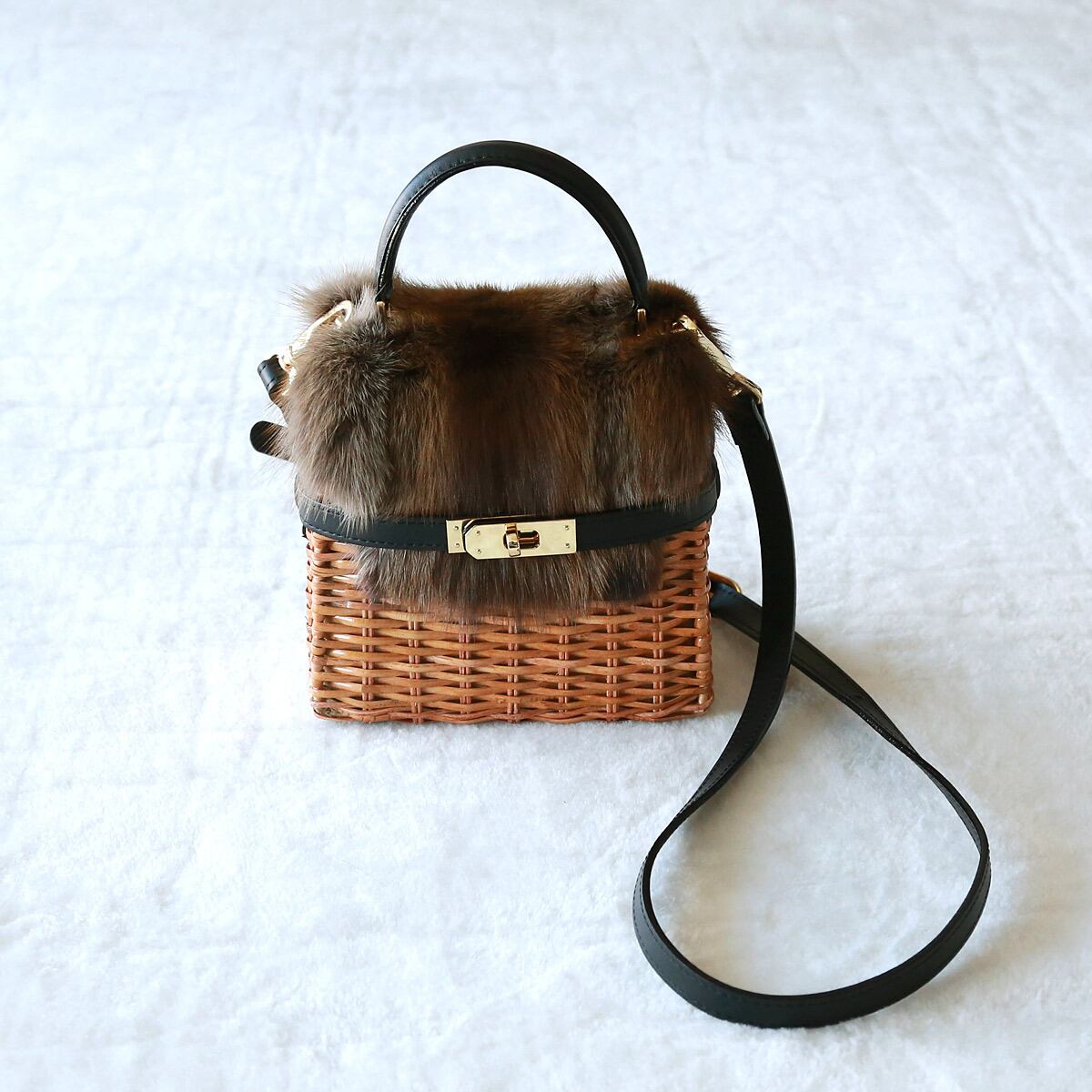 【営業日15:00迄のご注文は当日発送可能】ファーとラタンでどんなスタイルも引き立ててくれるから好き!/2WAY ハンドル スプリットラタン&フィッチファー スクエアポシェットバッグ/VIOLAd'ORO (ヴィオラドーロ)