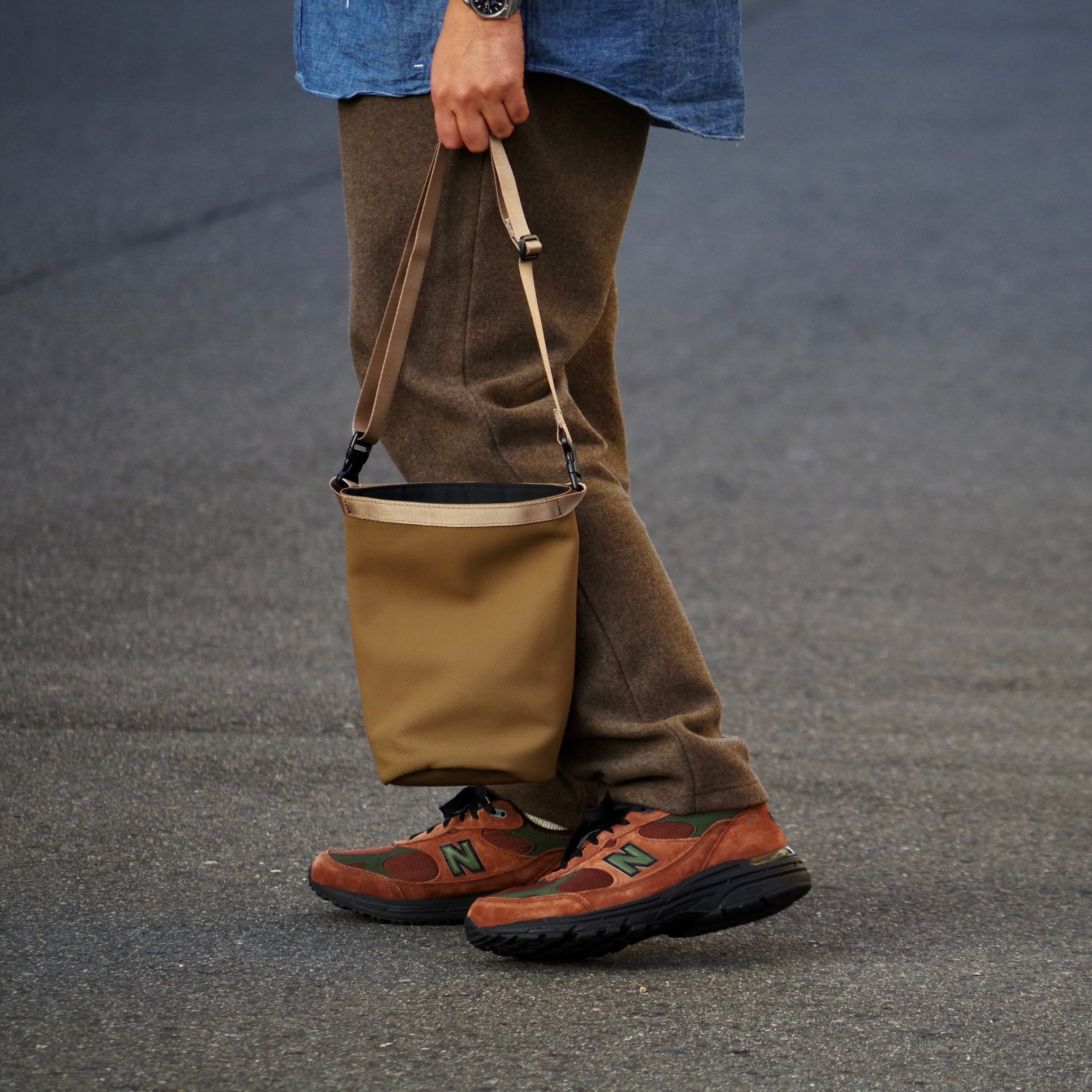 ERA. イーラ BUBBLE CALF ROLLTOP BAG 3L E R A. BUBBLE CALF ROLLTOP BAG 3L S007 | 1F Store