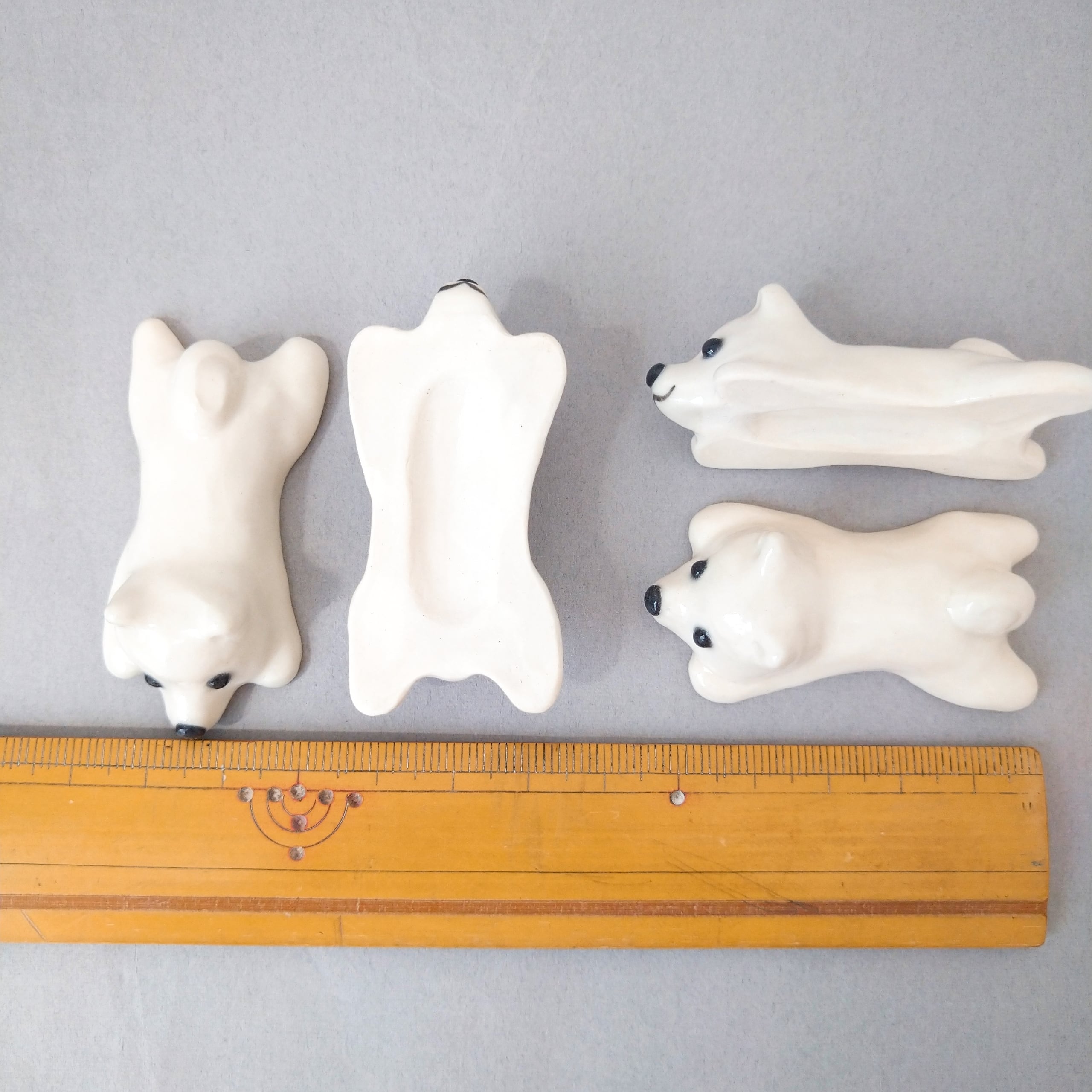 白い犬の箸置き(伏せ) | 陶器のことり