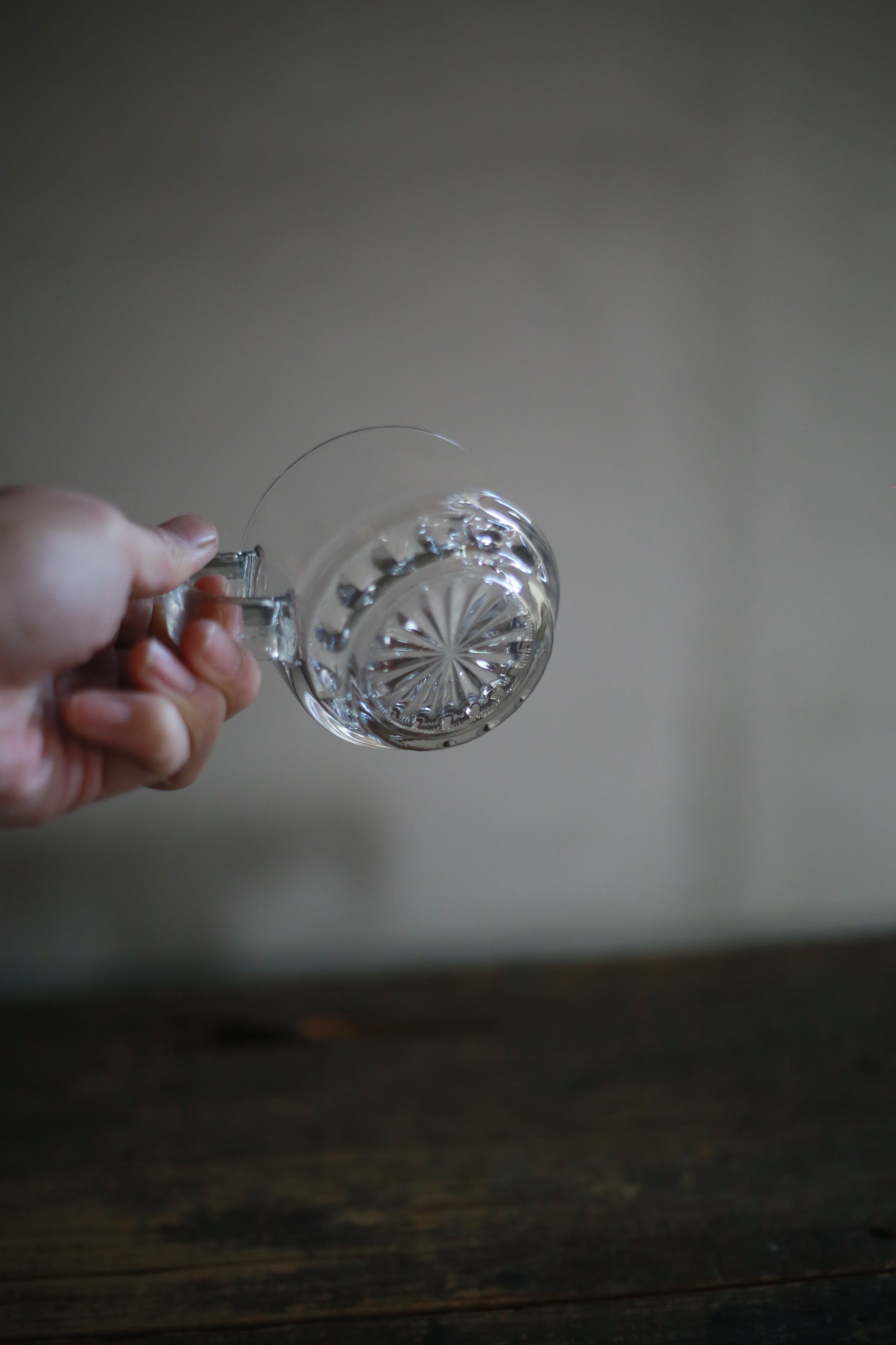 古い国産のガラスカップ