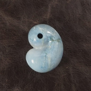 糸魚川翡翠 コン沢 青翡翠 ふく勾玉 25.0g  Itoigawa blue Jadeite Fuku-Magatama