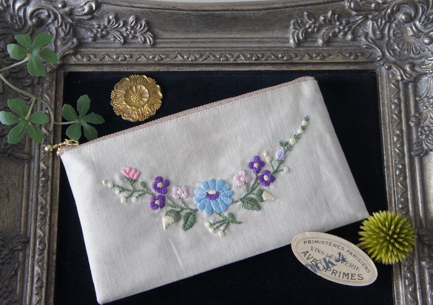 刺繍のぺたんこポーチ(ベージュ・クレッセント)M