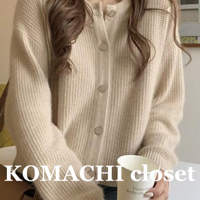 【送料無料】 ニット カーディガン ショート丈 長袖 ラウンドネック デザインボタン 韓国 レディース 厚手 オルチャン 可愛い かわいい 大人可愛い シンプル 大人 おしゃれ お洒落 フェミニン エレガント 主役級 存在感 ホワイト ブラック フリーサイズ 無地 秋 冬 顔合わせ 保護者会 忘年会 食事会 10代 20代 30代 40代 50代 女性用 ママ 母 OL 通勤 通学 デート 公園デビュー 女子会 お泊まり 休日 イベント リゾート 旅行 着回し 普段使い モテ