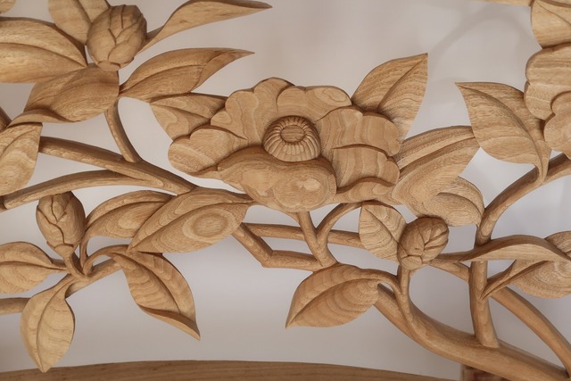 Flowing Camellias ― An Original Wood Relief by Tessō Mori