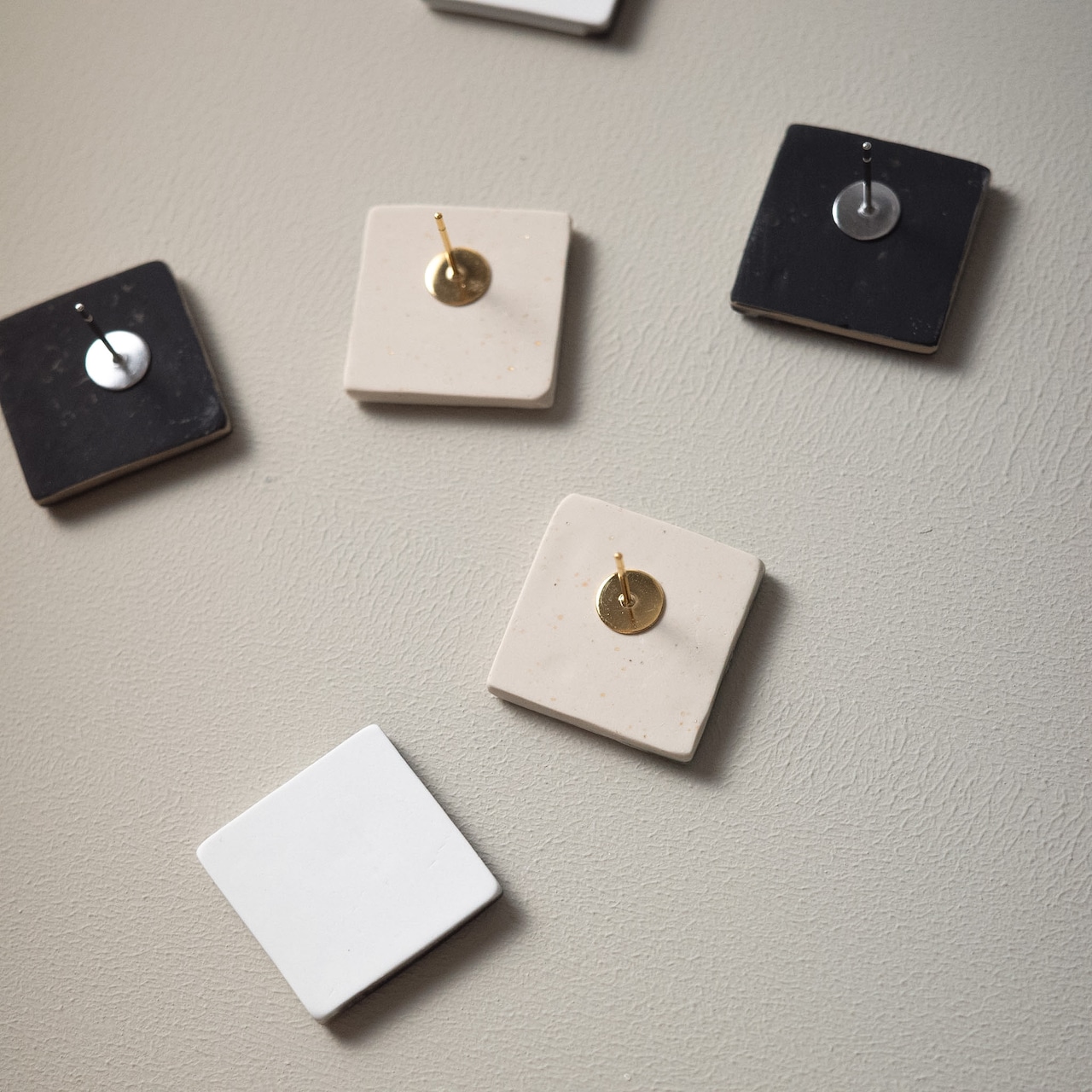 LOOP hogu v1 : Square Studs