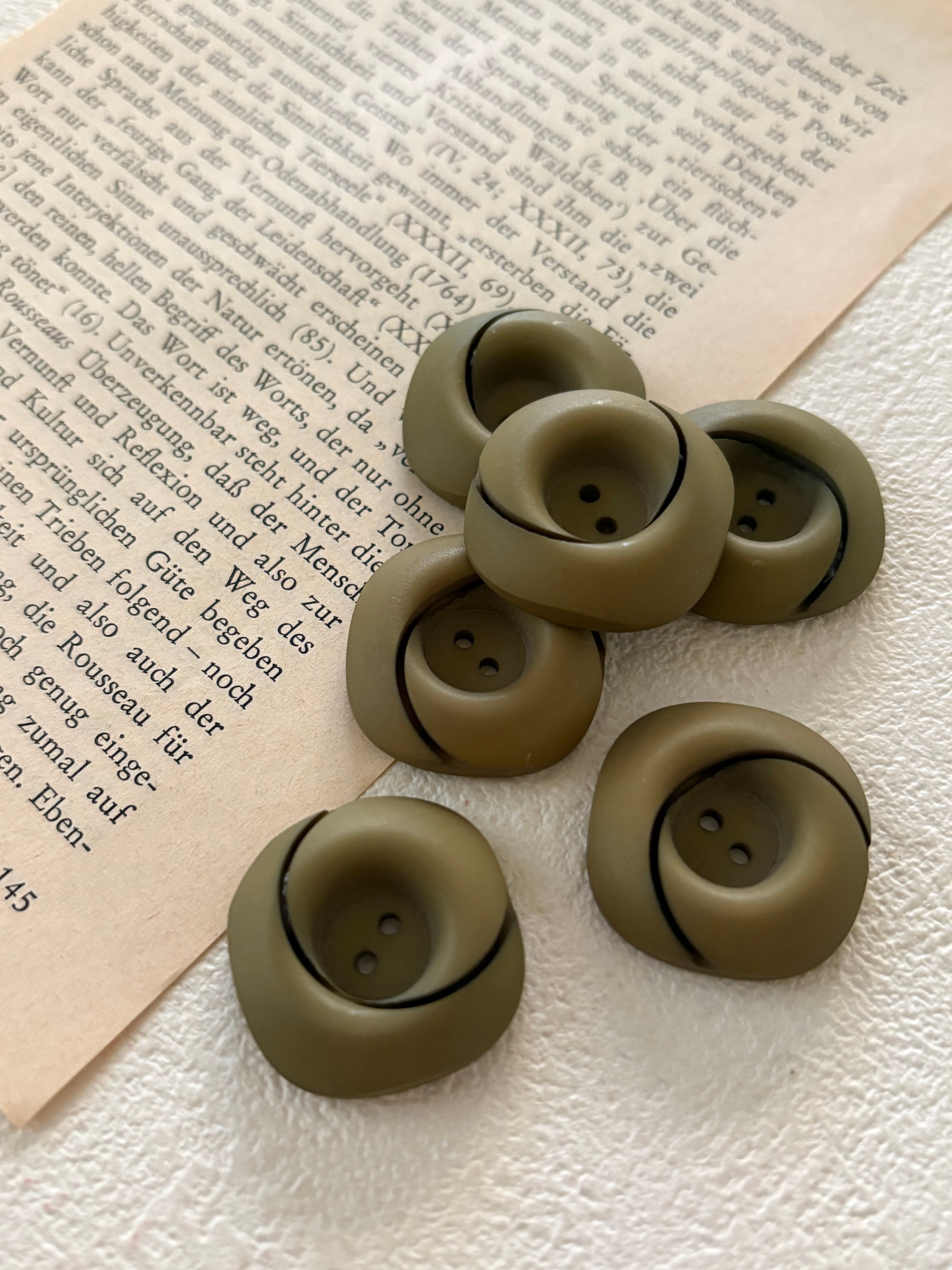 25mm Japanese ヴィンテージボタン カーキ プラスチック レトロ アクセサリーパーツ 装飾材 カルトナージュ