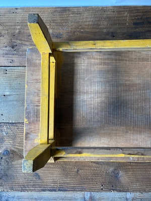 古い幼稚園の机