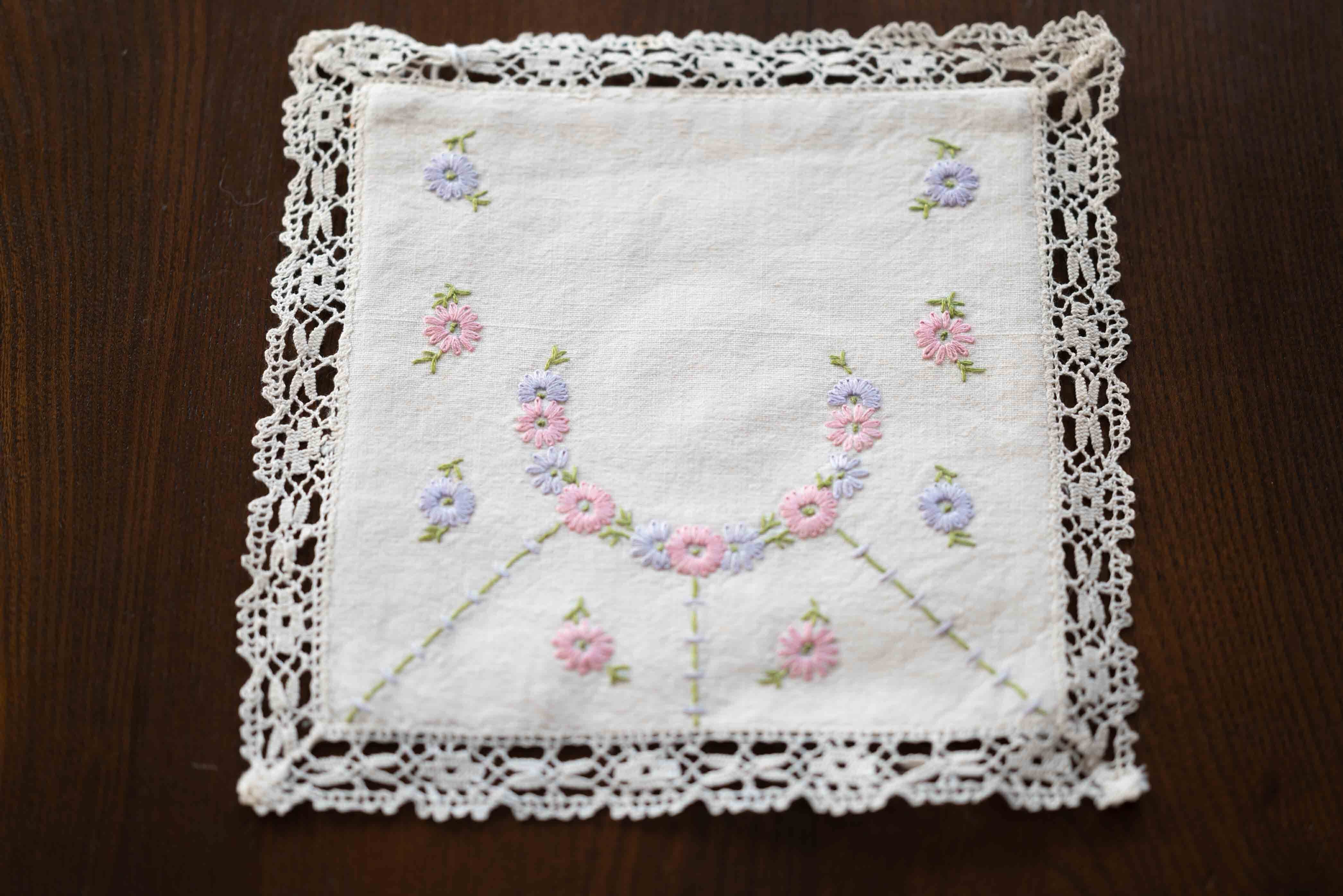 麻生地にレースかがりに手刺繍 袋が内蔵されている珍しい作りです。