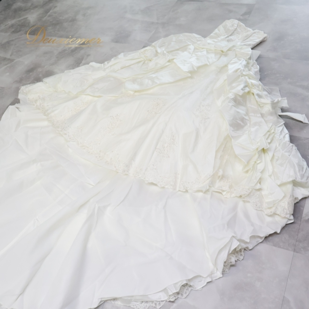 ウエディングドレス CLAUDIA クラウディア ドレス ワンピース 結婚式 白 レース リボン ホワイト系 撮影 結婚式 前撮り 結婚式用ドレス チューブトップ 白ドレス リボン付き コスプレドレス 高級感 上品なデザイン おしゃれ 大人かわいい 女性用ドレス ドレスコーディネート フォーマルスタイル パーティードレス 結婚式準備 前撮りプラン ウェディングフォト