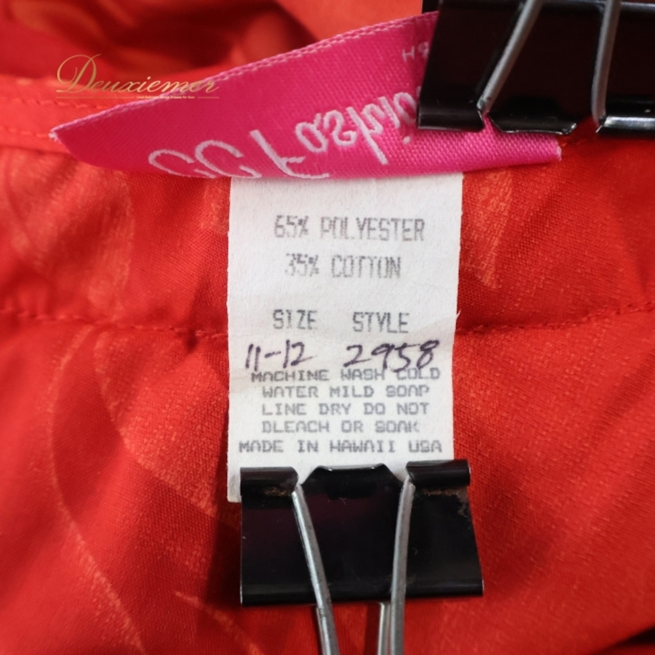 フラダンス 衣装 ワンピース ドレス レッド系 CC Fashions ハワイ製 プルメリア柄 モンステラ柄 ハワイアンプリント アロハ フラ ダンス レッスン 練習 フリル 五分袖 ワンカラー かわいい おしゃれ 上品 華やか 鮮やか ハワイ 服飾 レディース かわいいドレス エレガント