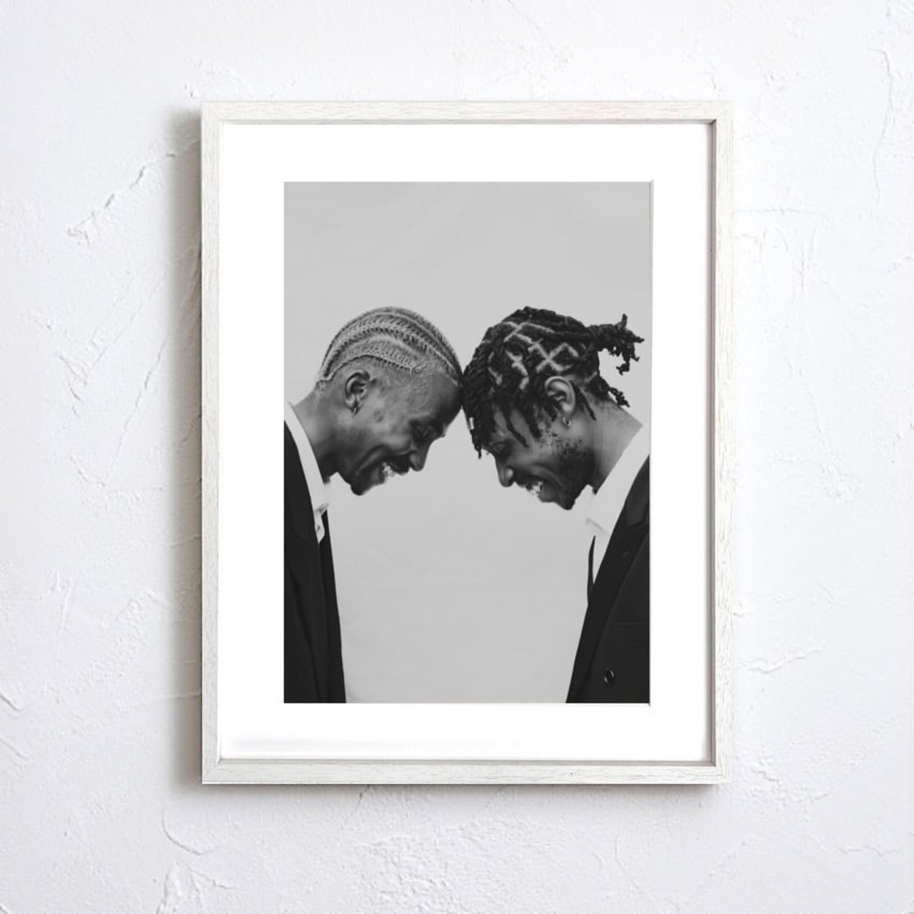 Borother｜信頼と絆を象徴するモノトーンアートポスター｜スーツの二人が交わす静かな敬意｜都会的でモダンな空間に映える一枚｜A3ポスター