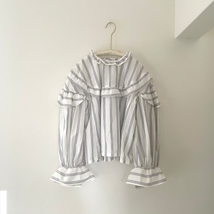 naoki tomizuka/stripe frill blouse white× light blue