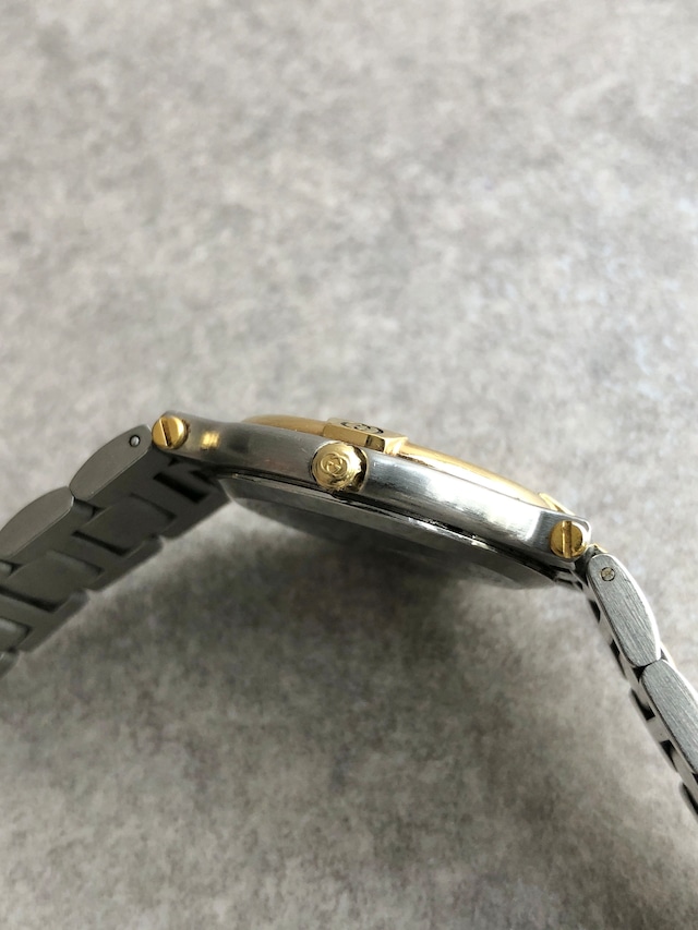 GUCCI グッチ 腕時計 シルバー×ゴールド ロゴ ステンレススチール クォーツ 9000M vintage ヴィンテージ オールド kfni2y
