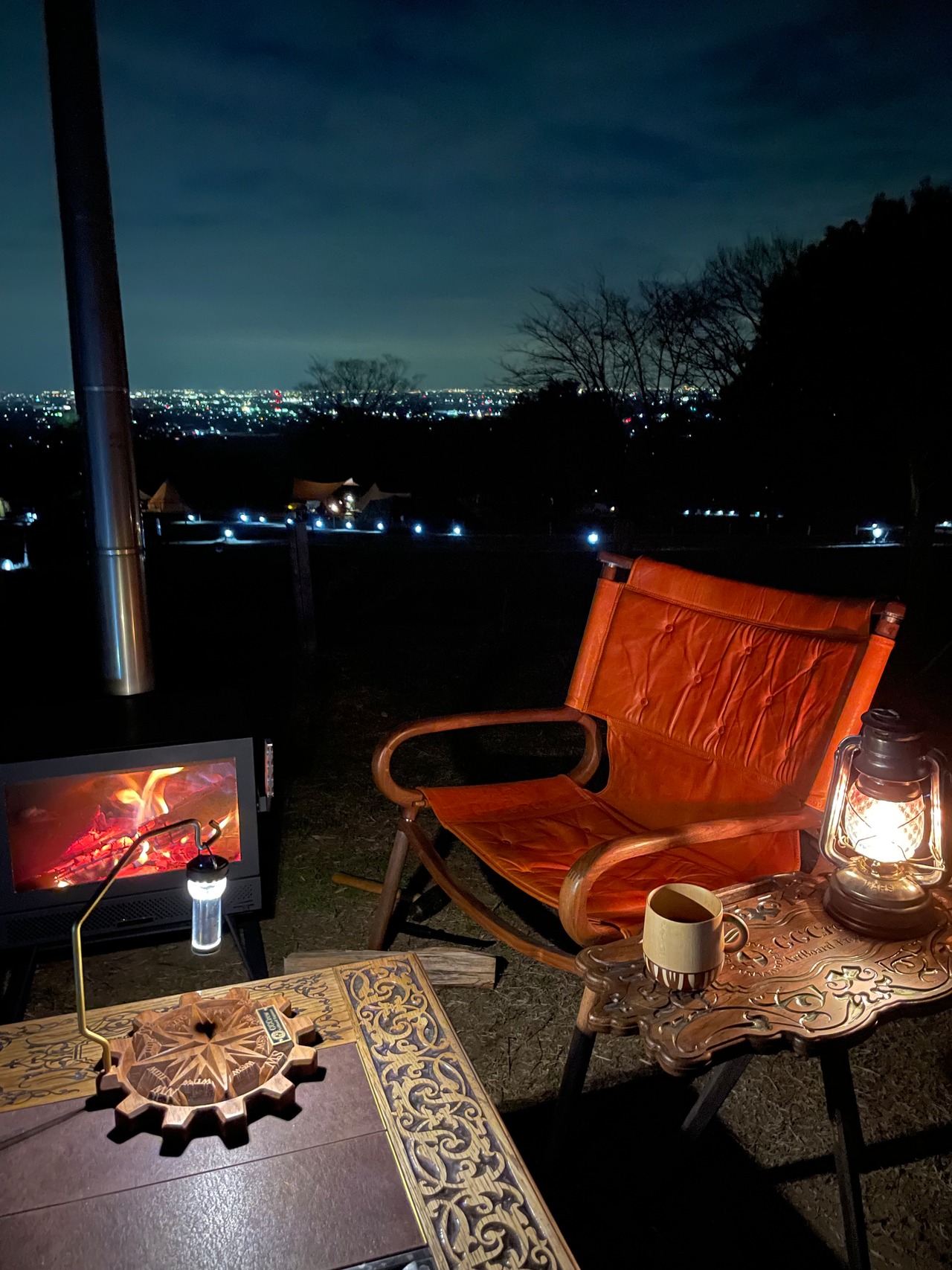 ヴィンテージ風彫刻テーブル（ダークパープル）