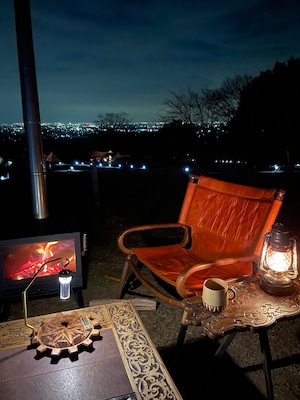 ヴィンテージ風彫刻テーブル（ダークパープル）