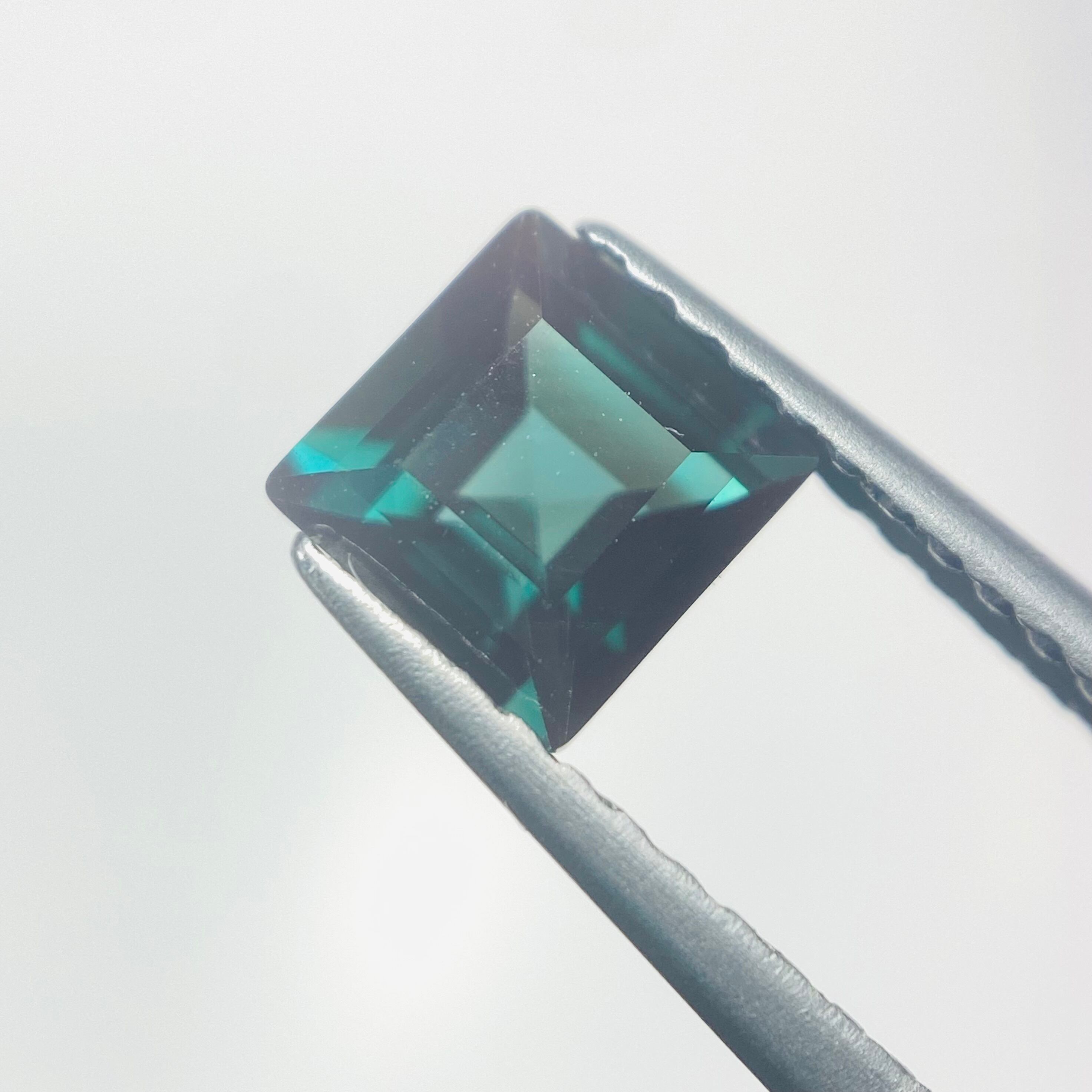 多色性が魅力的なグリーンアンデシン