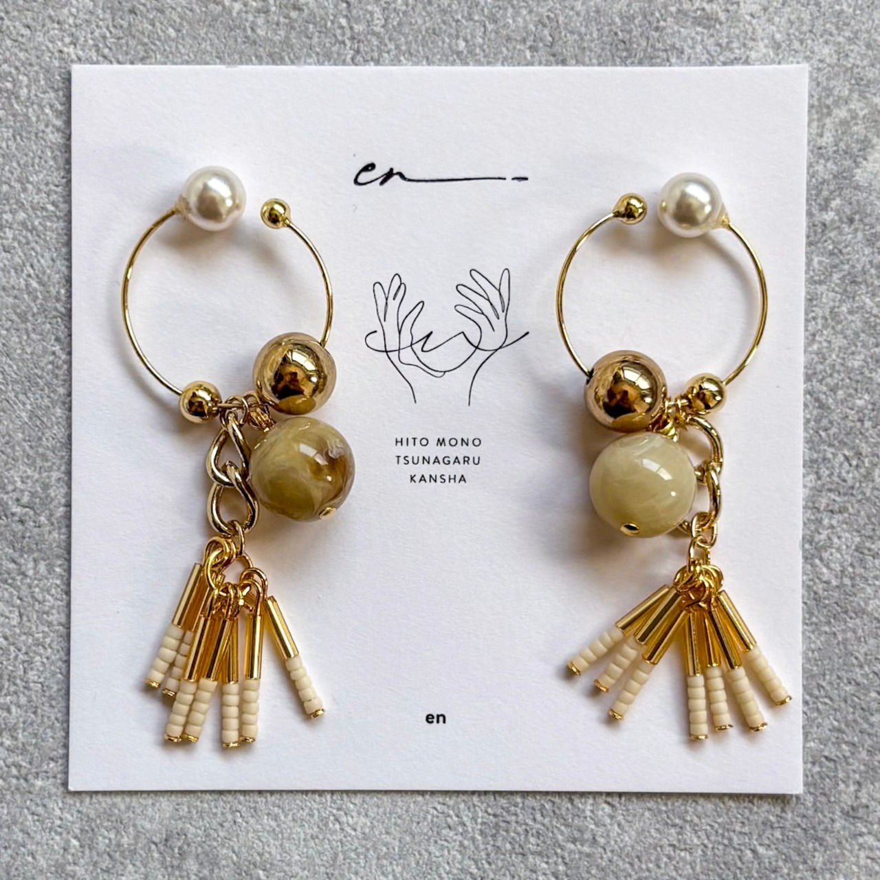 アメリカヴィンテージビーズのイヤーカフ｜WHITE（両耳）